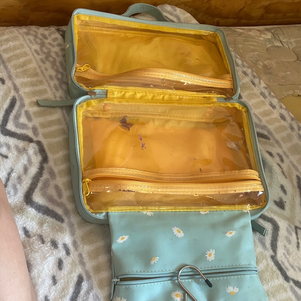 Daisy Print Cosmetic Travel Bag (used)